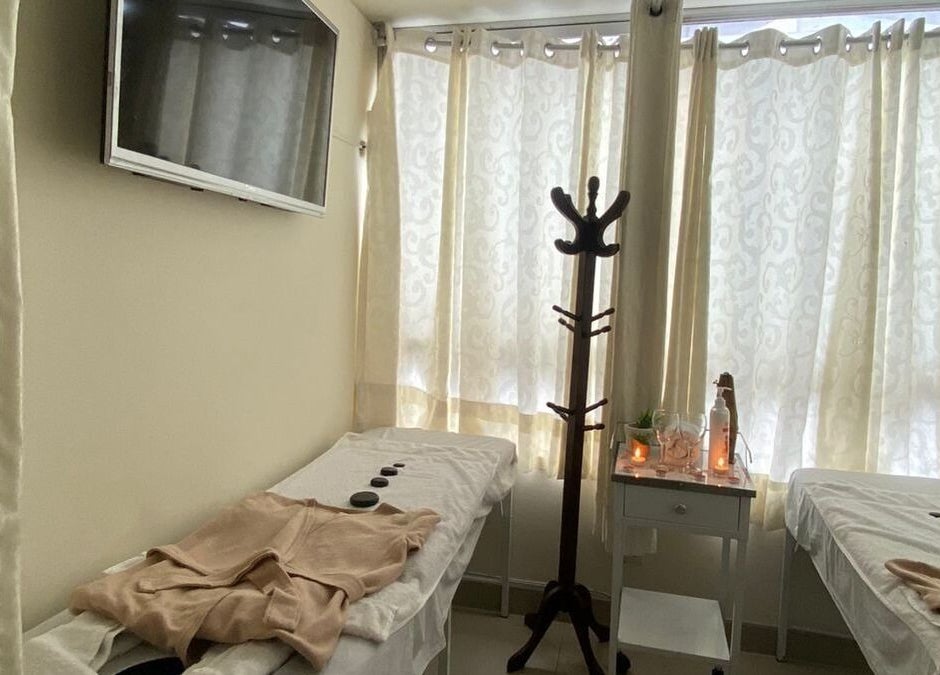 Habitación de masaje en Spa Musas, Miraflores, Provincia De Lima, PE, con decoración cálida y piedras calientes.