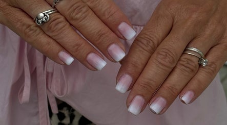 Ivory Nails صورة 2