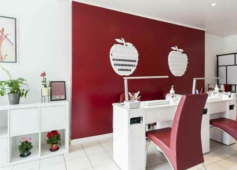 Espace manucure chic de Phuong Esthetic and Nails Overijse, avec décor moderne à Overijse, Vlaanderen, BE.