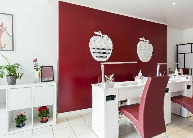 Espace manucure chic de Phuong Esthetic and Nails Overijse, avec décor moderne à Overijse, Vlaanderen, BE.