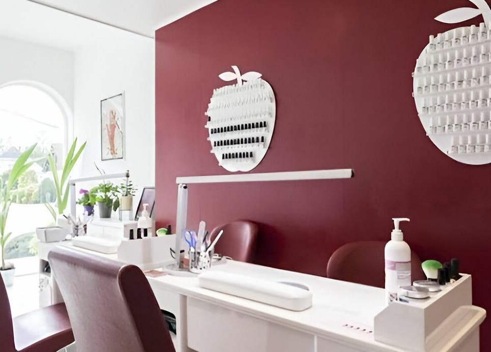 Intérieur élégant chez Phuong Esthetic and Nails Overijse, Overijse, Vlaanderen, BE: stations de manucure modernes.