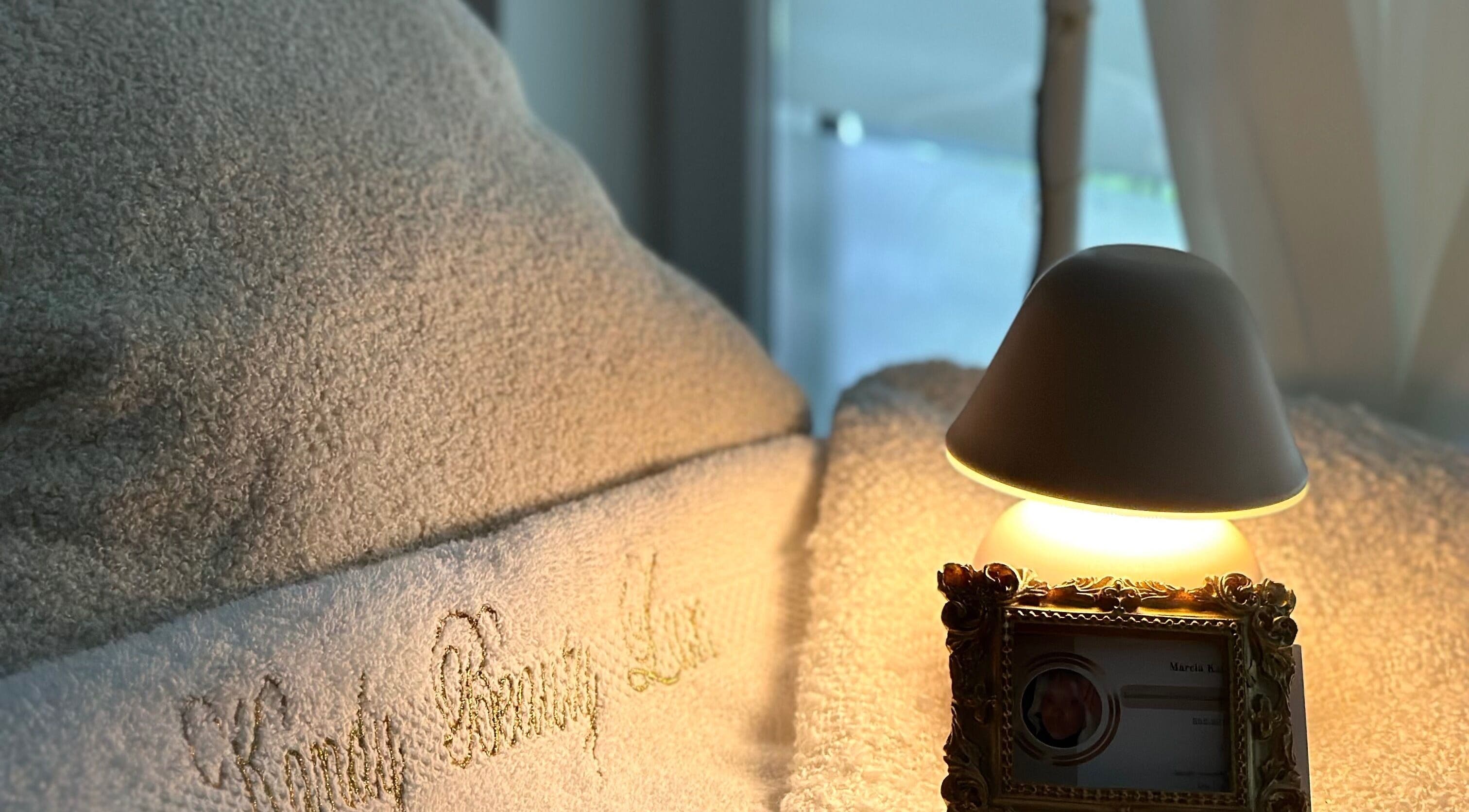 Ambiance chaleureuse chez Candy Beauty Lux, Luxembourg, avec lampes douces et serviettes élégantes.