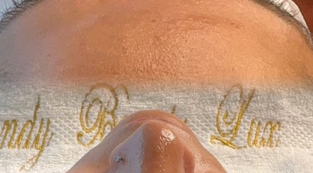 Soin du visage chez Candy Beauty Lux, Luxembourg, LU, avec serviette du logo visible.