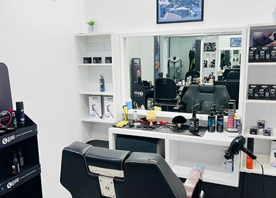 Modern barber station at LE STUDIO TAMARIN, Tamarin, Rivière Noire, MU, showcasing grooming products.