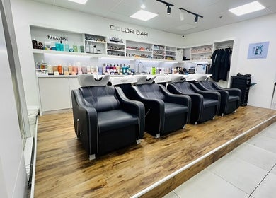 Elegant salon chairs at LE STUDIO TAMARIN, Tamarin, Rivière Noire, MU, showcasing a luxury hair wash station.