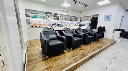 Elegant salon chairs at LE STUDIO TAMARIN, Tamarin, Rivière Noire, MU, showcasing a luxury hair wash station.