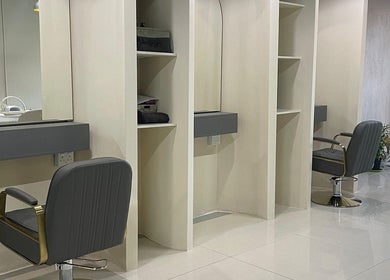 Elegant salon stations at D'ntle Beauty Randburg, showcasing modern chairs and mirrors in Randburg, Gauteng, ZA.