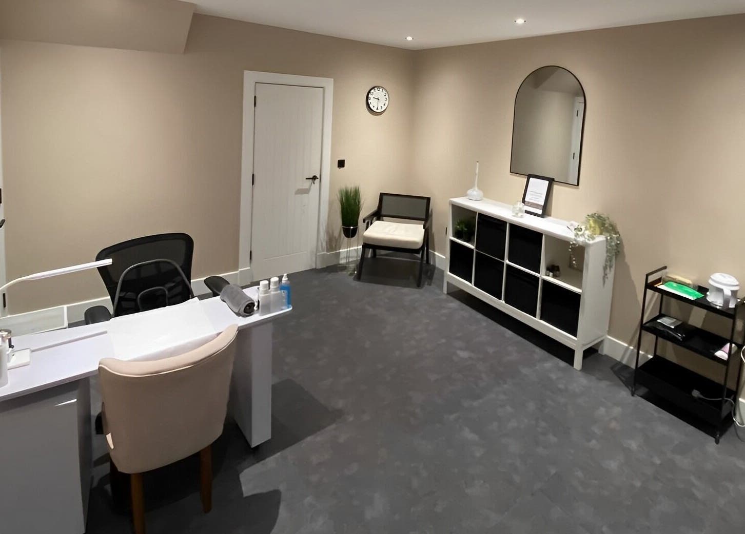 Calm beauty treatment room at Beyond Beauty by Louise, Ayr, Scotland, GB with modern decor and tranquil ambiance.