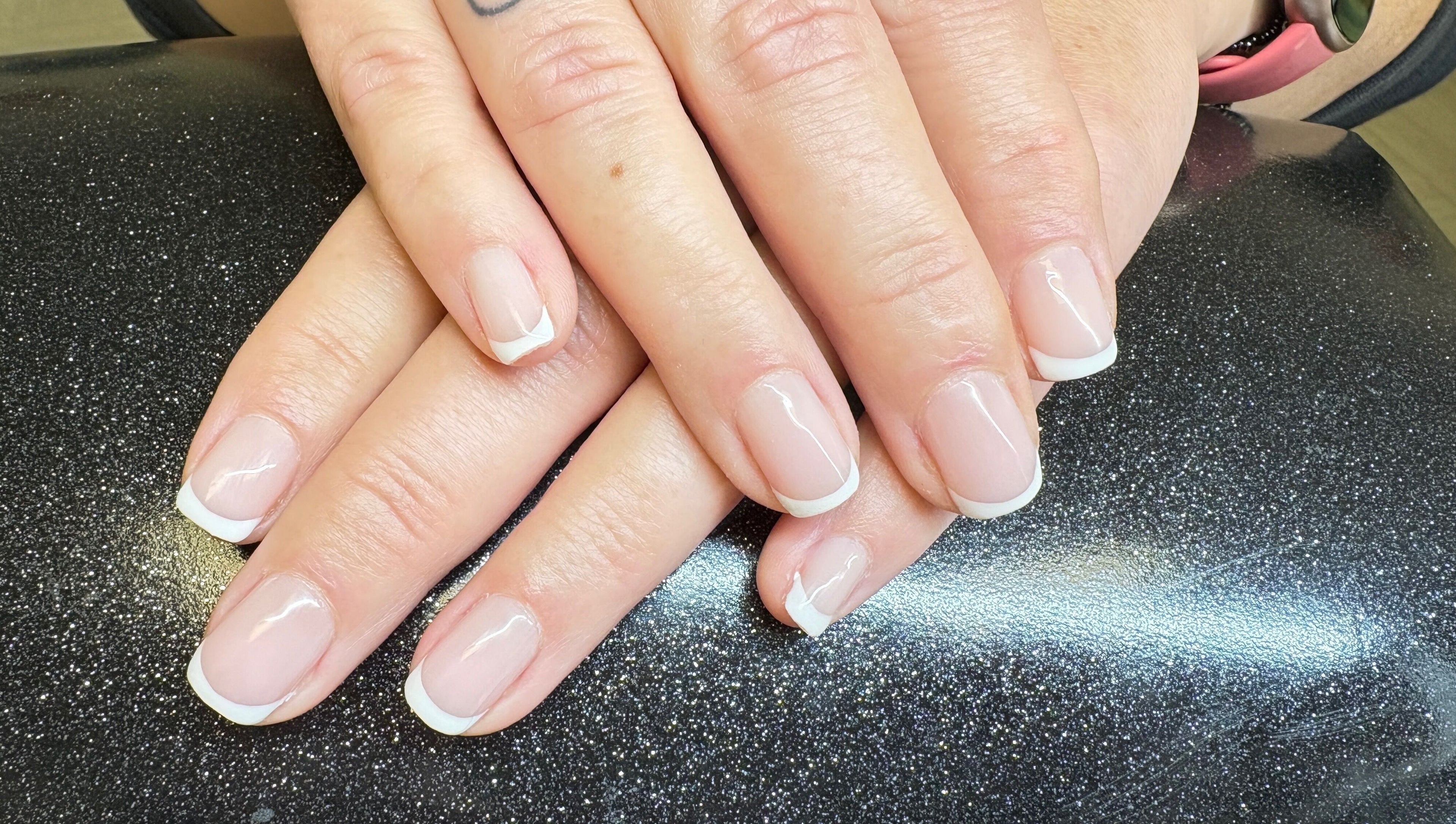 Elegante French Maniküre bei Nagelneu in Neuss, Nordrhein-westfalen, DE für perfekte Nagelpflege.