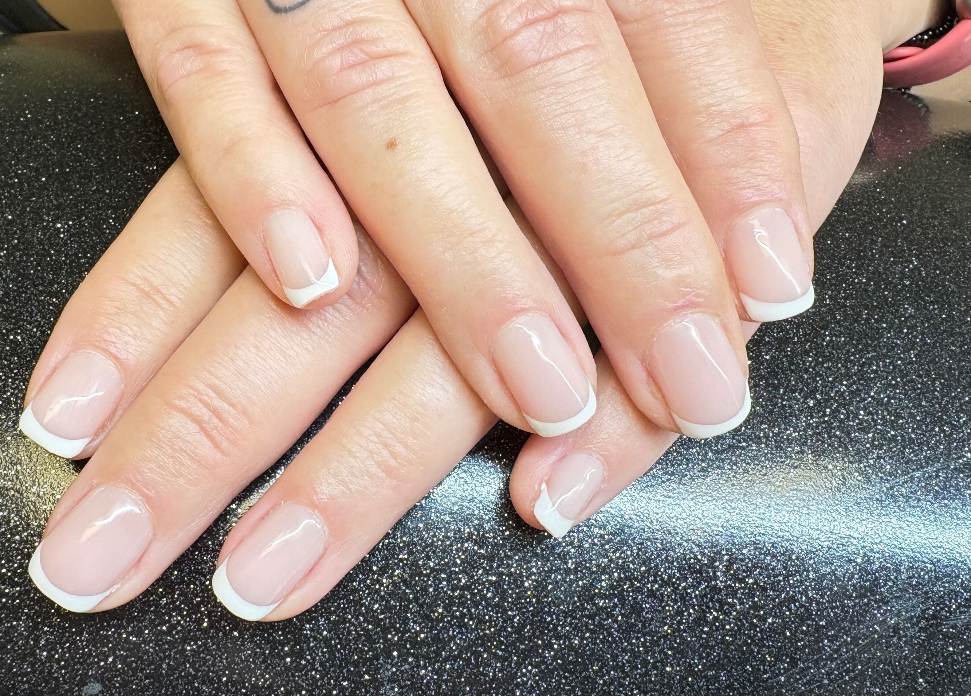 Elegante French Maniküre bei Nagelneu in Neuss, Nordrhein-westfalen, DE für perfekte Nagelpflege.