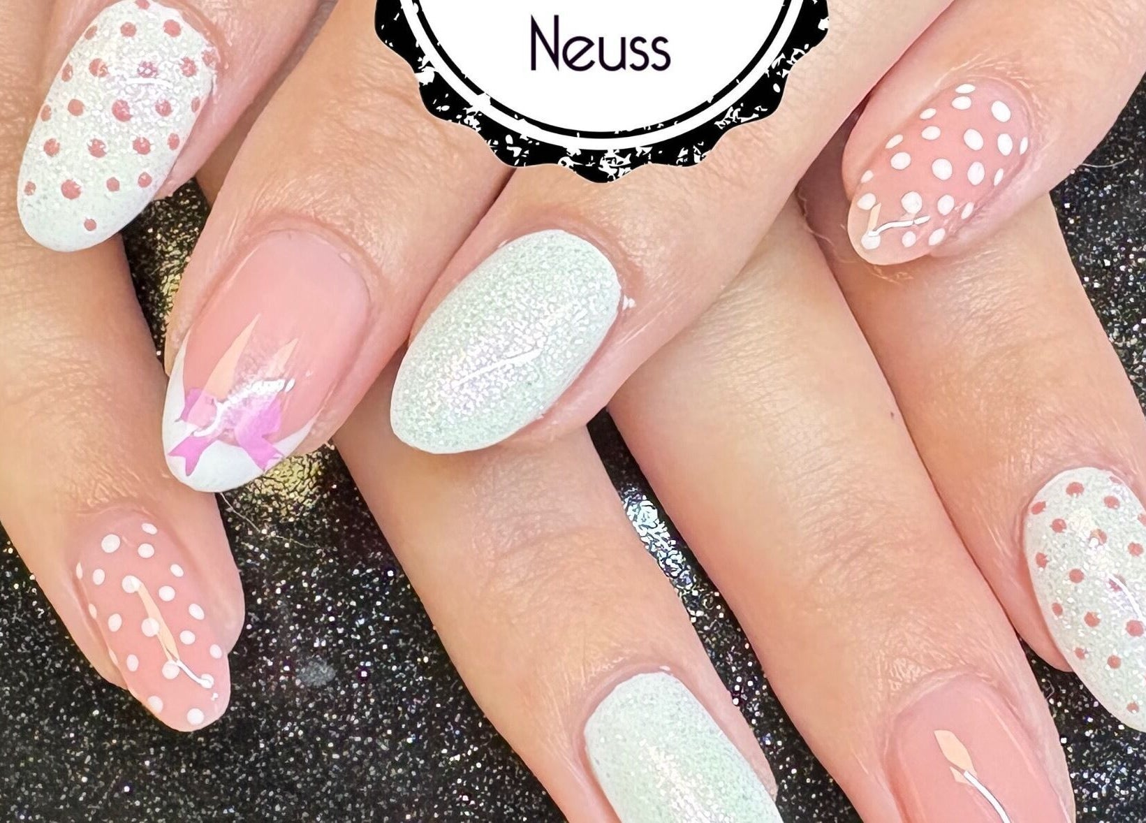 Elegante Nagelmuster bei Nagelneu in Neuss, Nordrhein-westfalen, DE, mit weißen Punkten und Rosatönen.