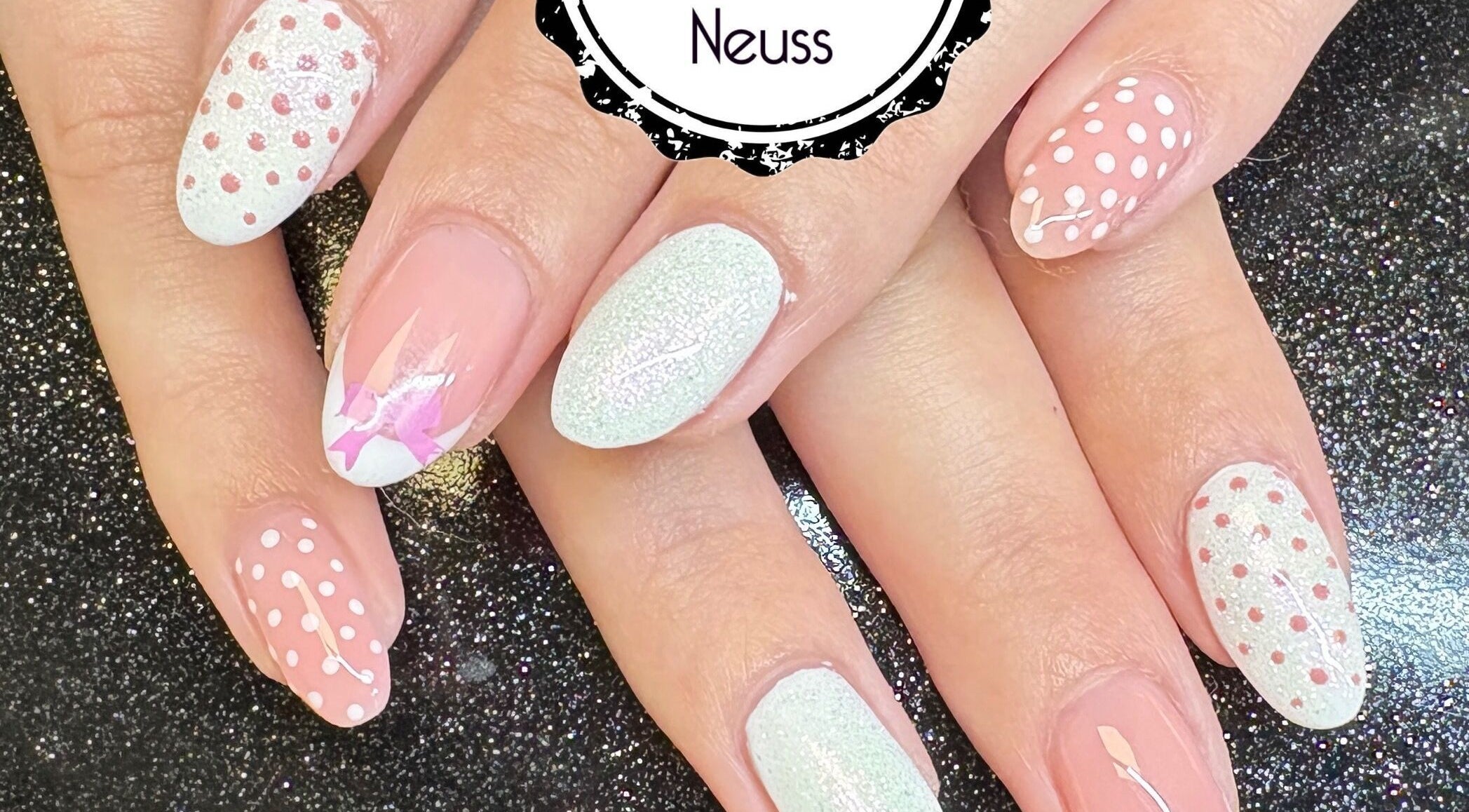 Elegante Nagelmuster bei Nagelneu in Neuss, Nordrhein-westfalen, DE, mit weißen Punkten und Rosatönen.