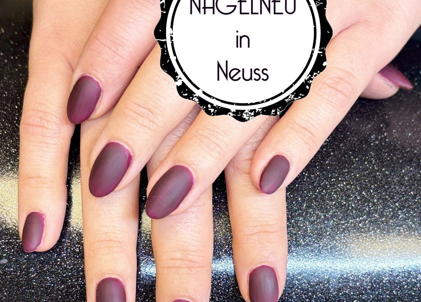 Modische, matte Nägel bei Nagelneu in Neuss, Nordrhein-westfalen, DE, auf glitzernder Oberfläche.