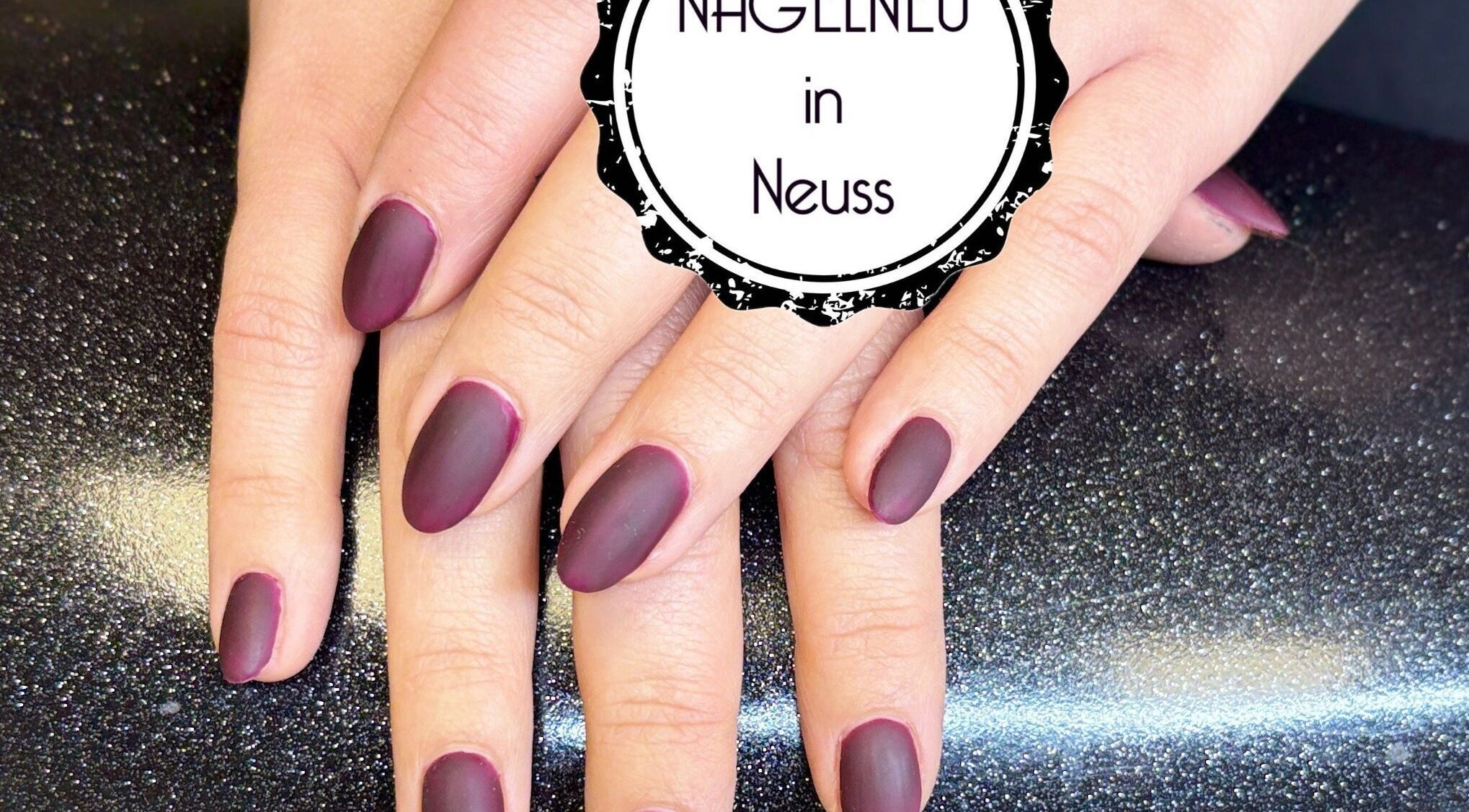 Modische, matte Nägel bei Nagelneu in Neuss, Nordrhein-westfalen, DE, auf glitzernder Oberfläche.