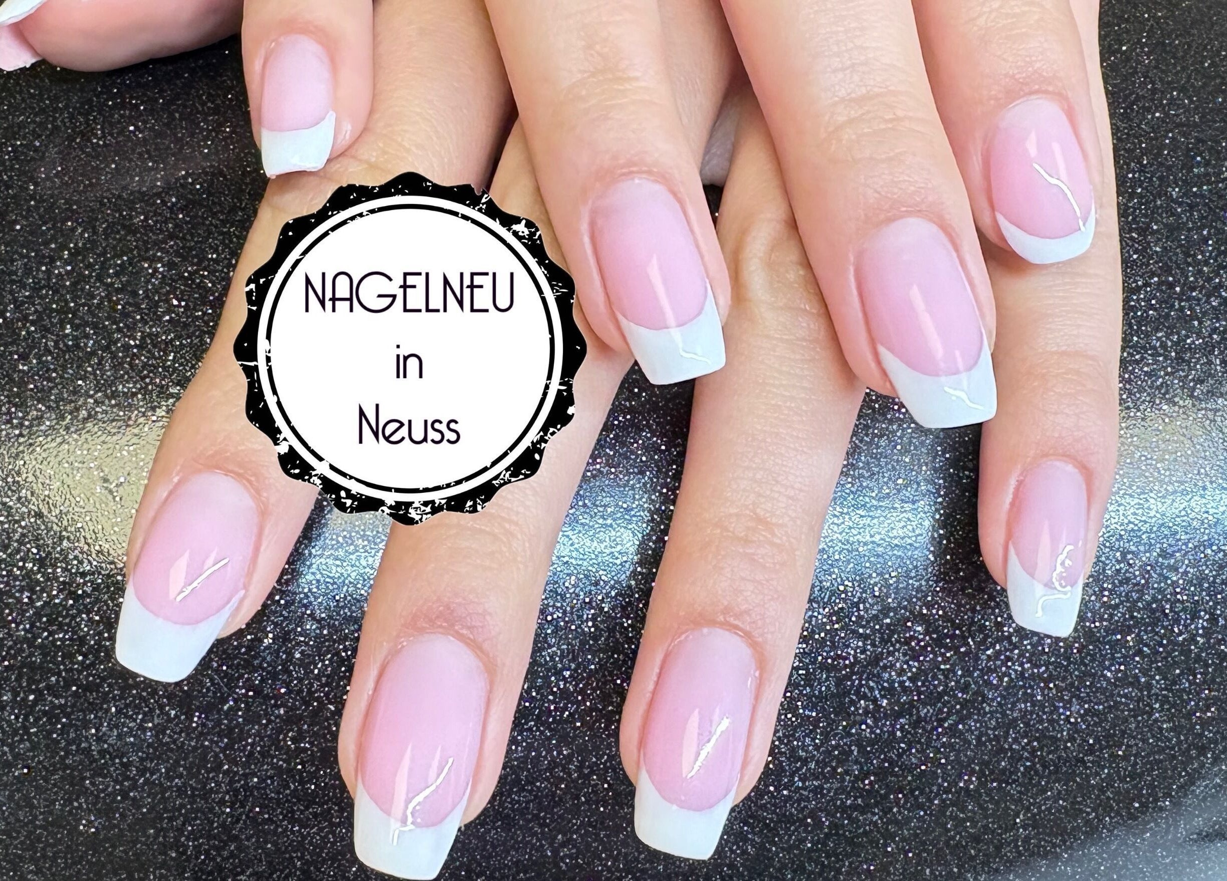 Elegante French Nails bei Nagelneu in Neuss, Nordrhein-westfalen, DE, perfekt gepflegt auf schwarzem Hintergrund.
