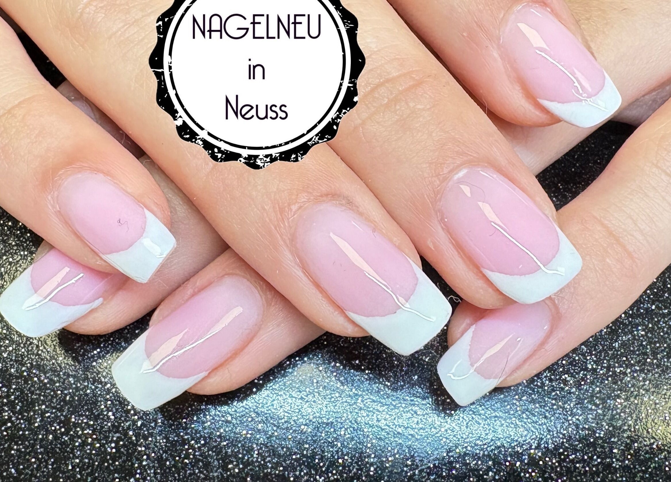 French Maniküre bei Nagelneu in Neuss, Nordrhein-westfalen, DE. Perfekt gestylt für elegante Auftritte.