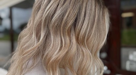 Immagine 2, NIKKI BIRDNO -  HAIR STYLIST