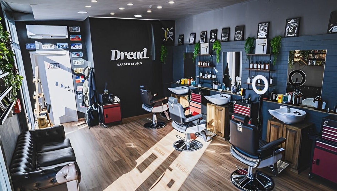 Interno elegante di Dread Barber Studio, Livorno, Toscana, IT con sedie moderne e dettagli raffinati.