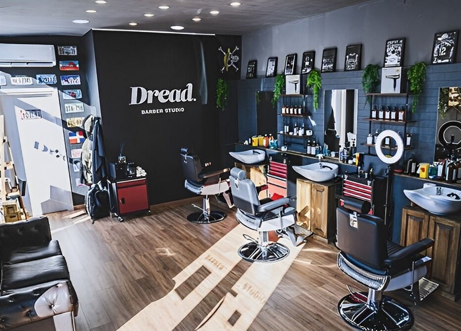 Interno elegante di Dread Barber Studio, Livorno, Toscana, IT con sedie moderne e dettagli raffinati.