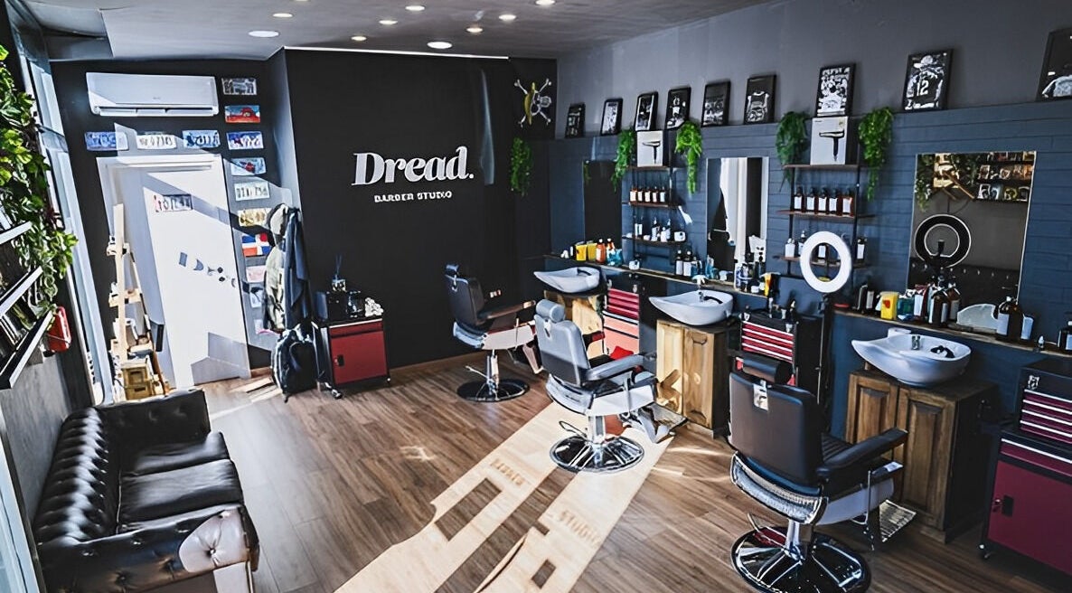 Interno elegante di Dread Barber Studio, Livorno, Toscana, IT con sedie moderne e dettagli raffinati.