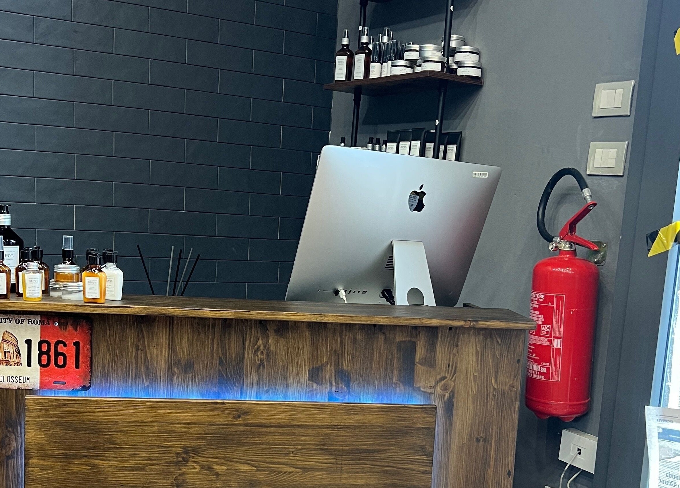 Reception moderna con prodotti da Dread Barber Studio, Livorno, Toscana, IT.