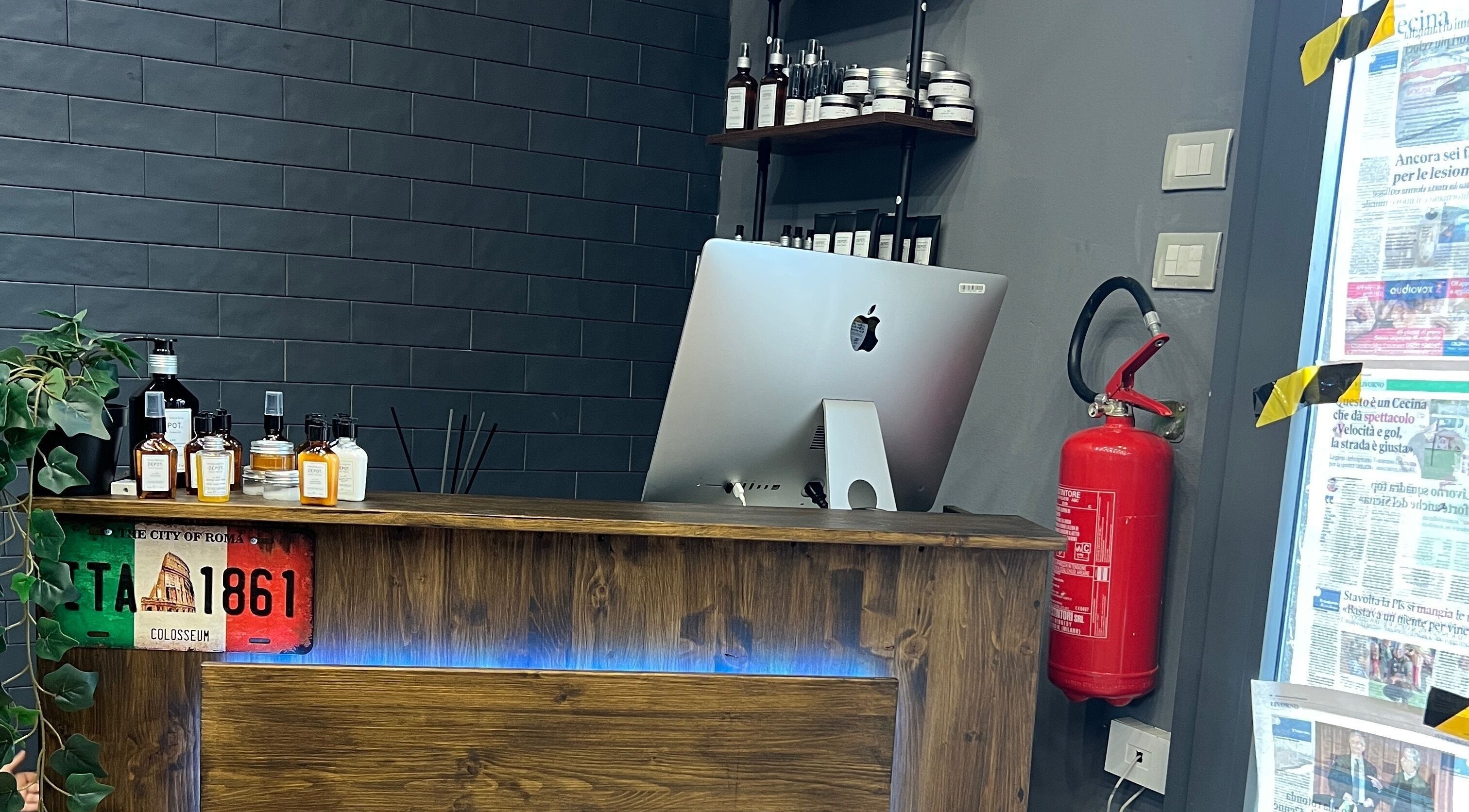 Reception moderna con prodotti da Dread Barber Studio, Livorno, Toscana, IT.