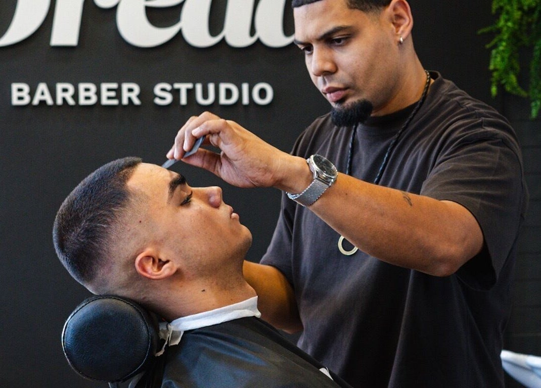 Barbiere che rifinisce sopracciglia al Dread Barber Studio, Livorno, Toscana, IT.