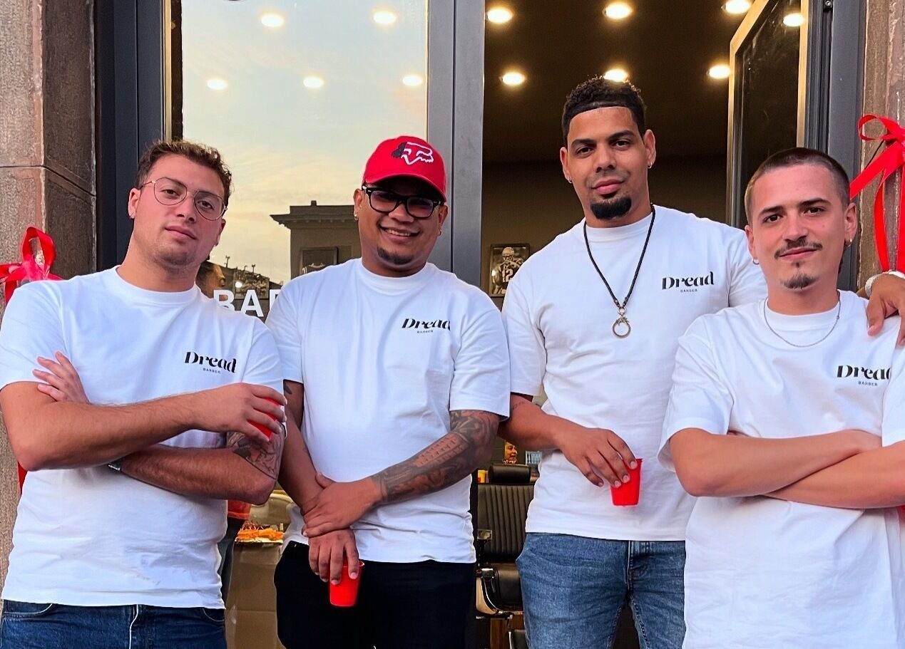 Team Dread Barber Studio davanti al locale a Livorno, Toscana, IT con magliette coordinate.