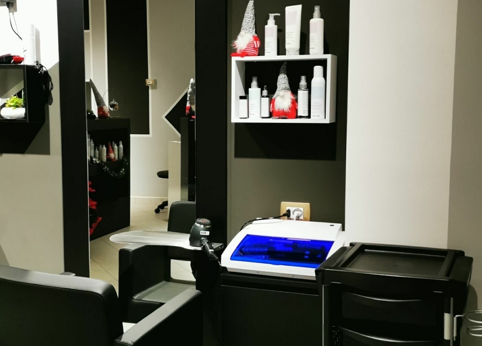 Interni moderni di FD Hair Studio a Quartucciu, Sardegna, IT, con prodotti per capelli sugli scaffali.