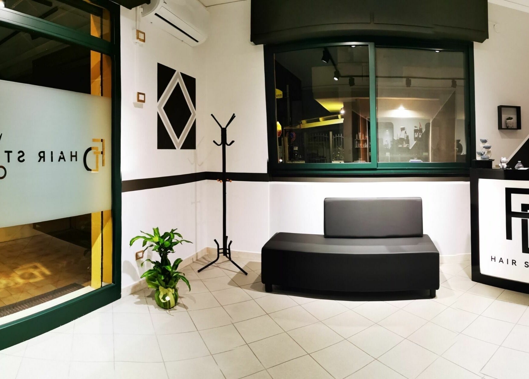 Interno moderno e accogliente del FD Hair Studio a Quartucciu, Sardegna, IT.