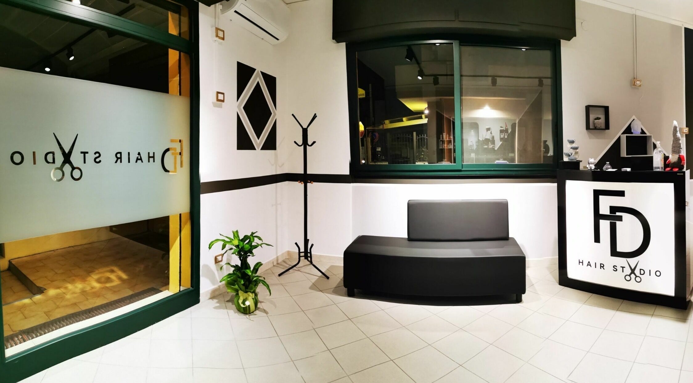 Interno moderno e accogliente del FD Hair Studio a Quartucciu, Sardegna, IT.