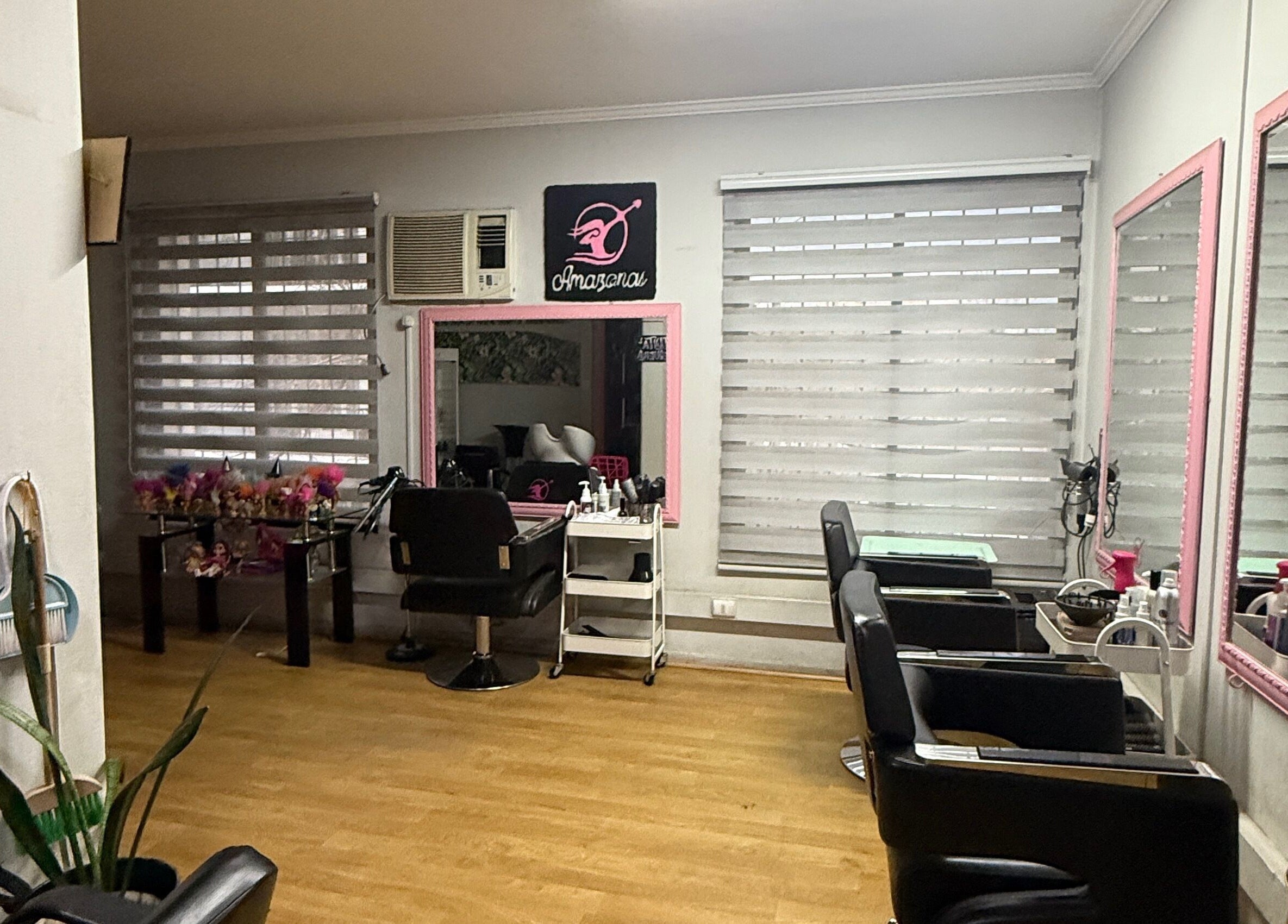 Interior elegante de What da Hair en Providencia, Región Metropolitana, CL con espejos y sillones modernos.