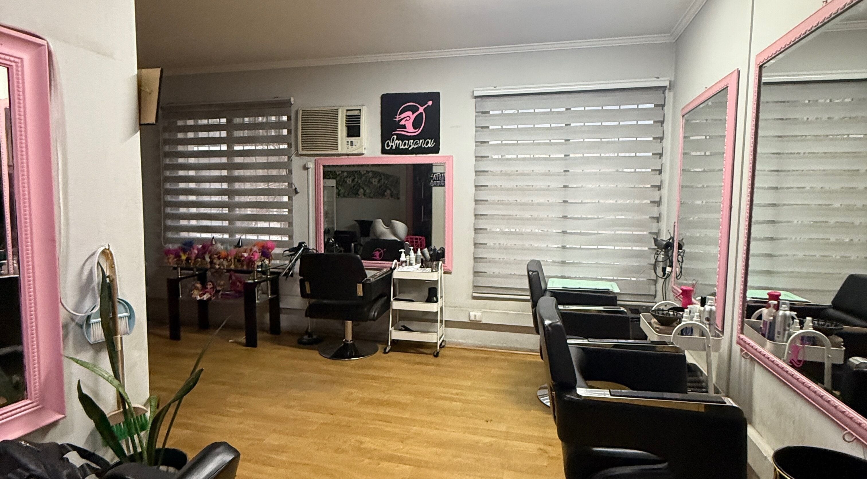 Interior elegante de What da Hair en Providencia, Región Metropolitana, CL con espejos y sillones modernos.