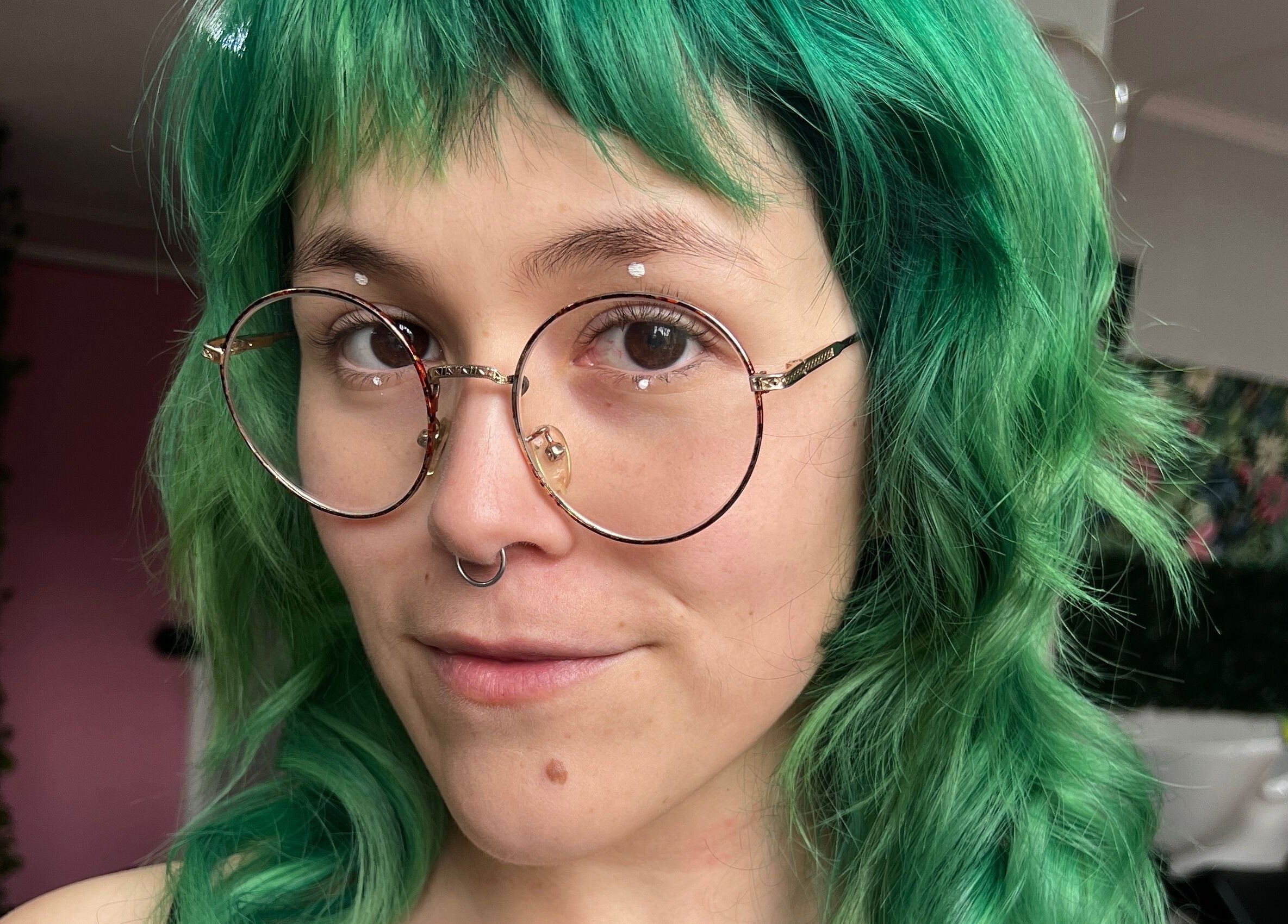 Cliente con cabello verde vivo en What da Hair, Providencia, Región Metropolitana, CL, luce moderna y con gafas.