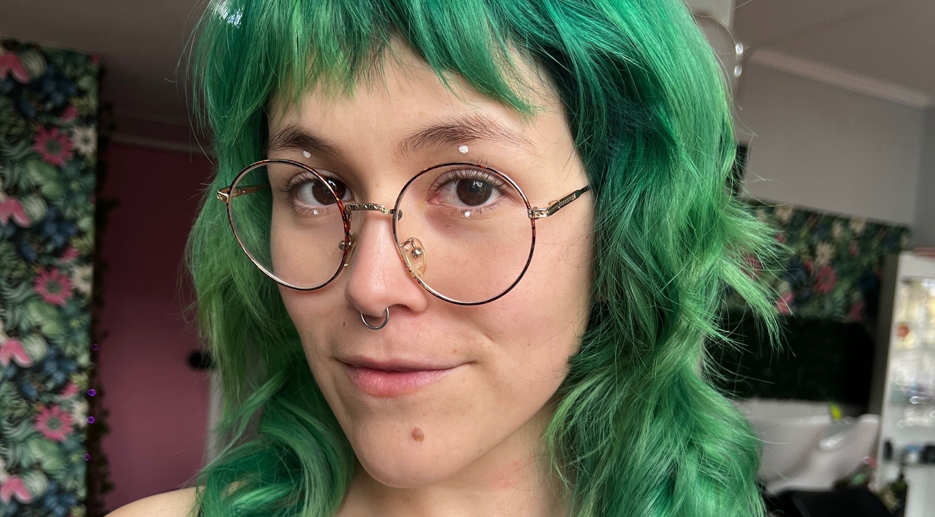 Cliente con cabello verde vivo en What da Hair, Providencia, Región Metropolitana, CL, luce moderna y con gafas.