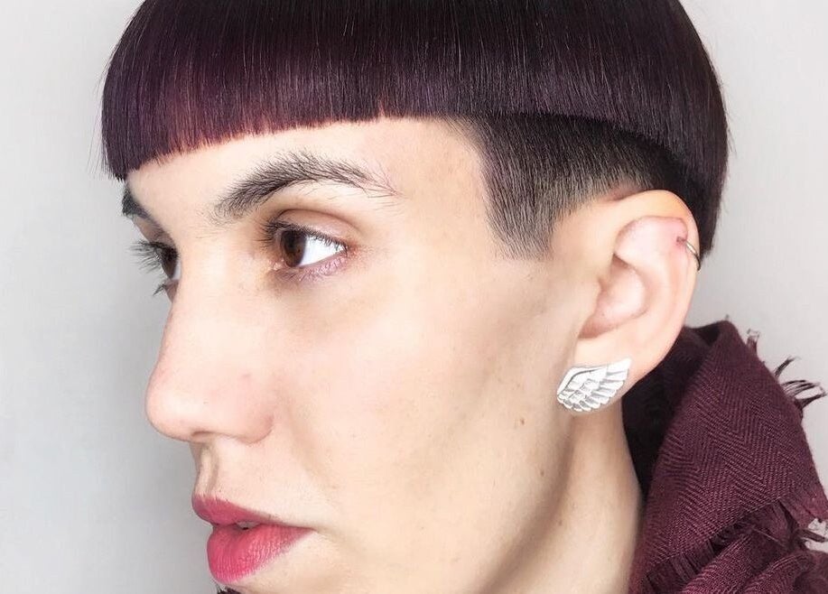 Corte de pelo moderno en What da Hair, Providencia, Región Metropolitana, CL, con detalle en tinte púrpura.