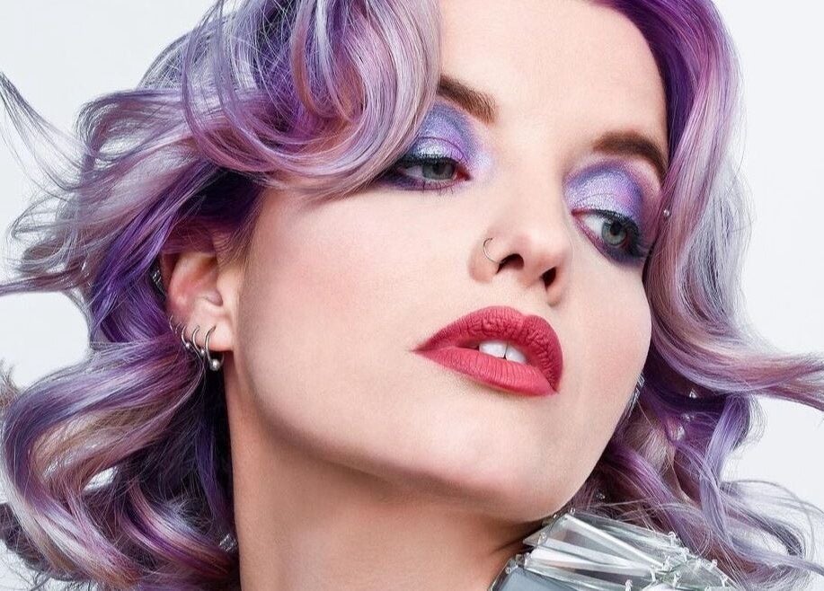 Peinado violeta elegante en What da Hair, Providencia, Región Metropolitana, CL