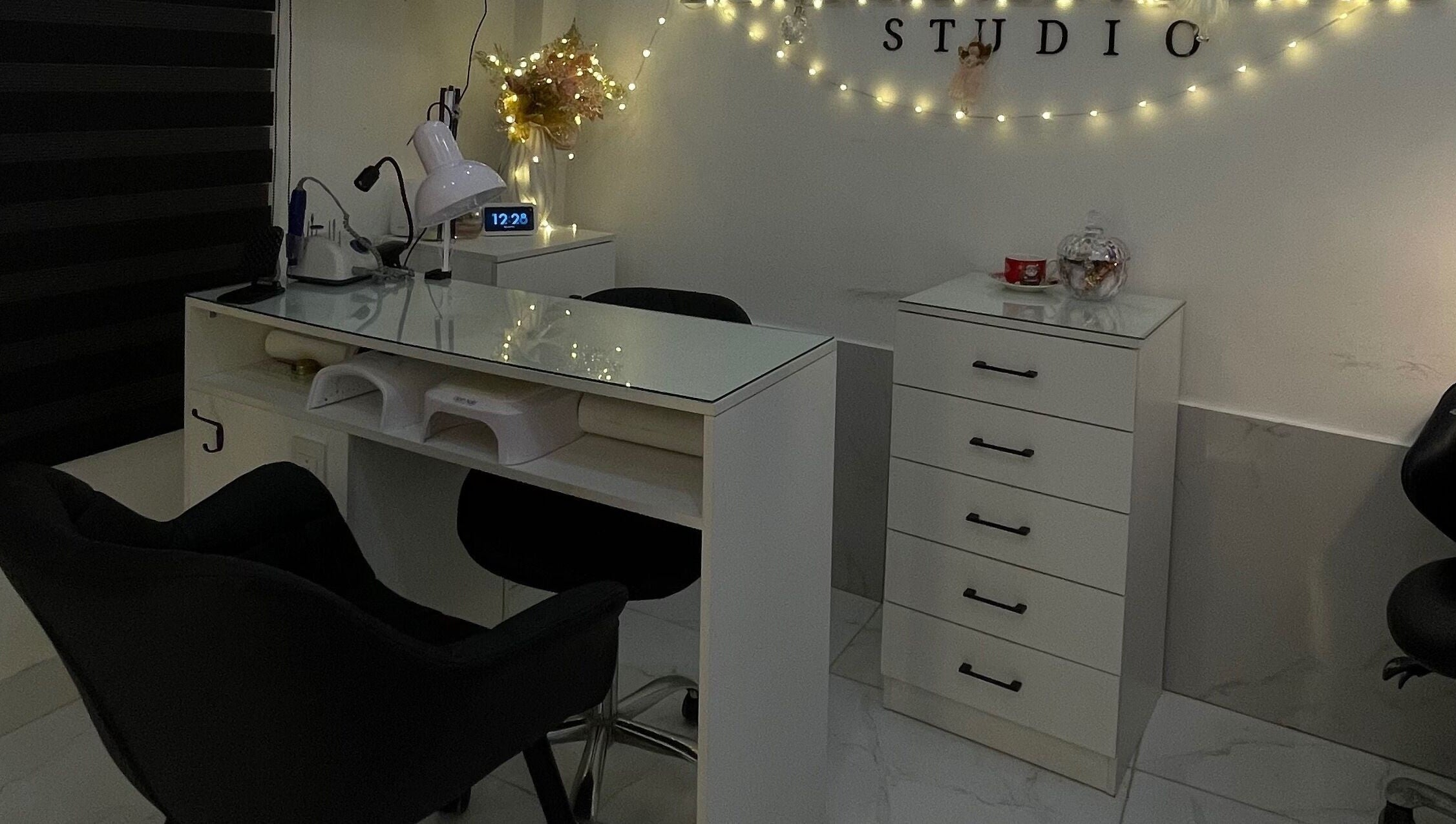 Mesa de manicura iluminada en Dayana Studio, Velasco Ibarra, Guayas, EC con luces decorativas.