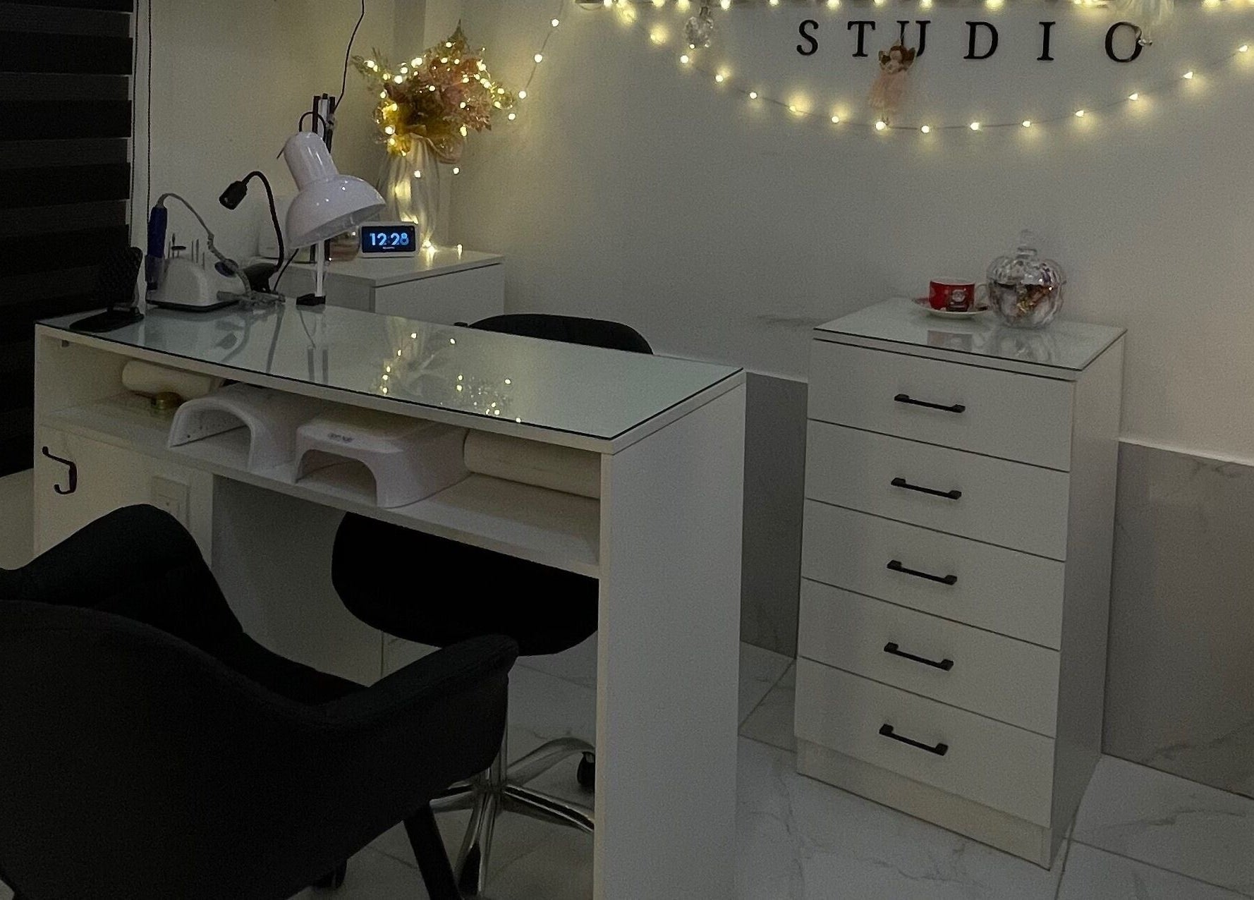 Mesa de manicura iluminada en Dayana Studio, Velasco Ibarra, Guayas, EC con luces decorativas.