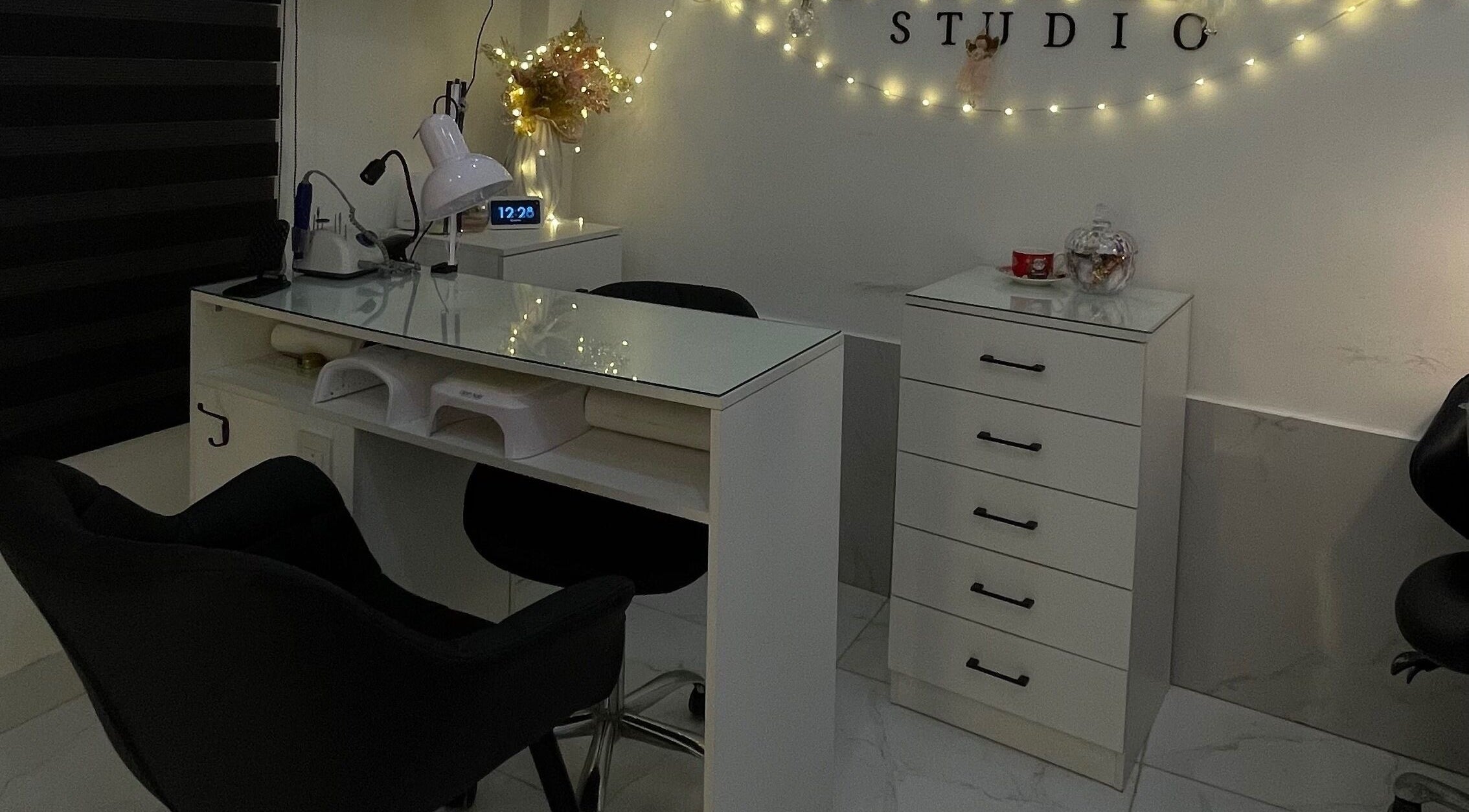 Mesa de manicura iluminada en Dayana Studio, Velasco Ibarra, Guayas, EC con luces decorativas.