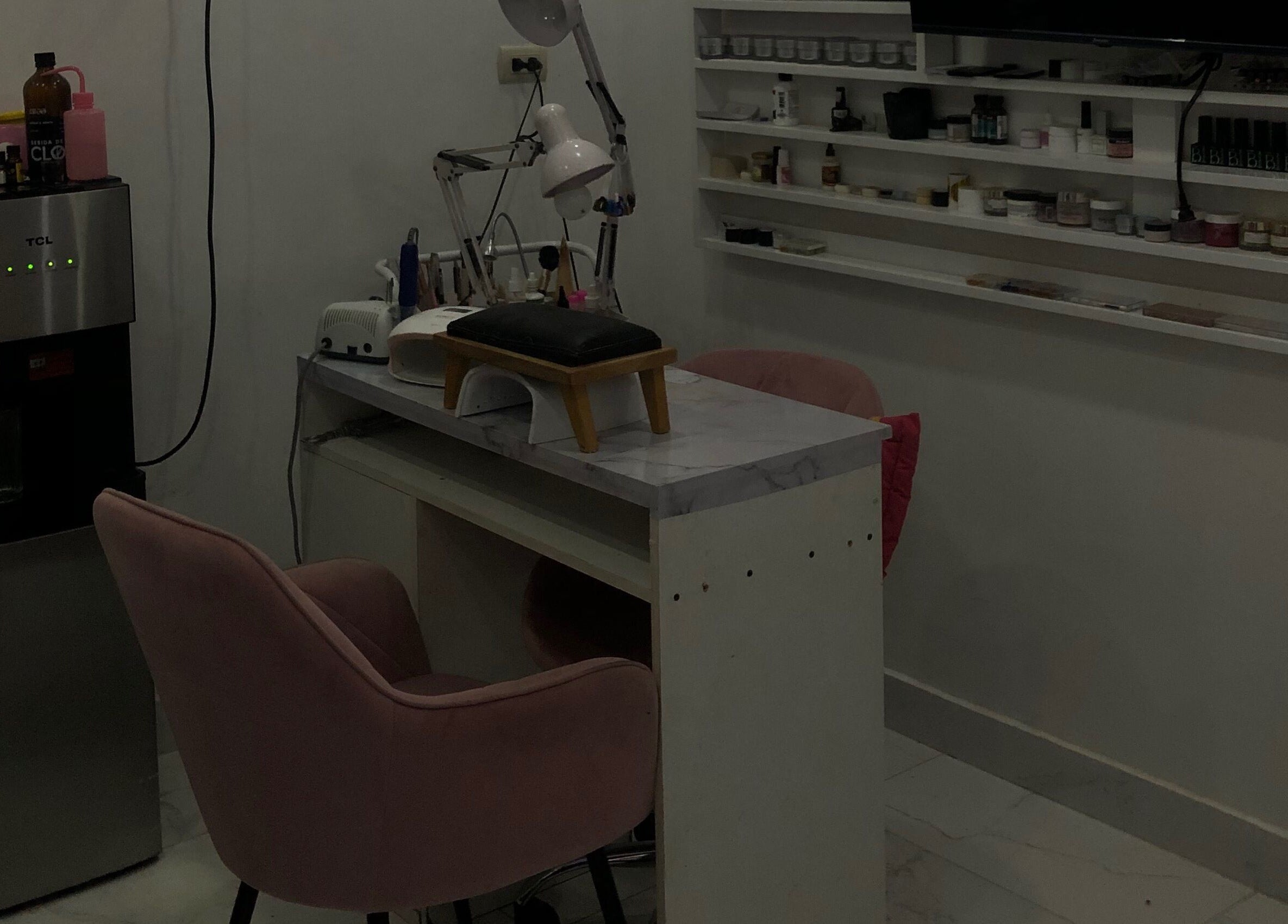 Estudio de belleza en Dayana Studio, Velasco Ibarra, Guayas, EC: mesa de manicura y productos de belleza.