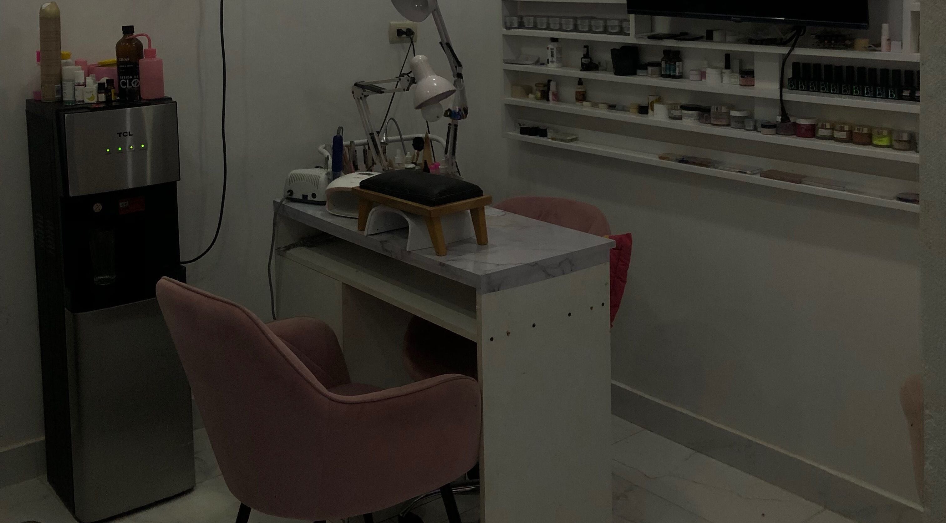 Estudio de belleza en Dayana Studio, Velasco Ibarra, Guayas, EC: mesa de manicura y productos de belleza.