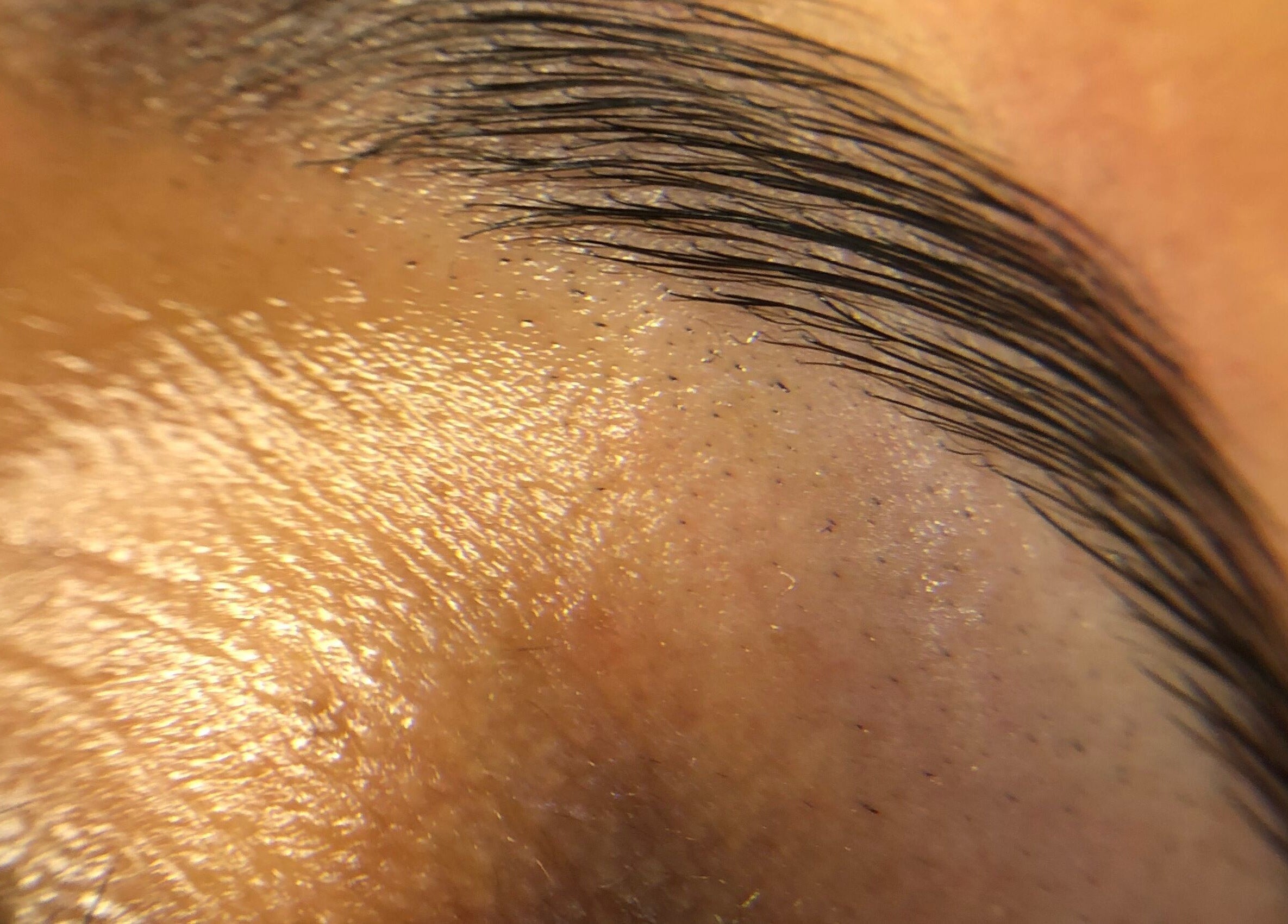 Close-up de cejas cuidadas en Dayana Studio, Velasco Ibarra, Guayas, EC.