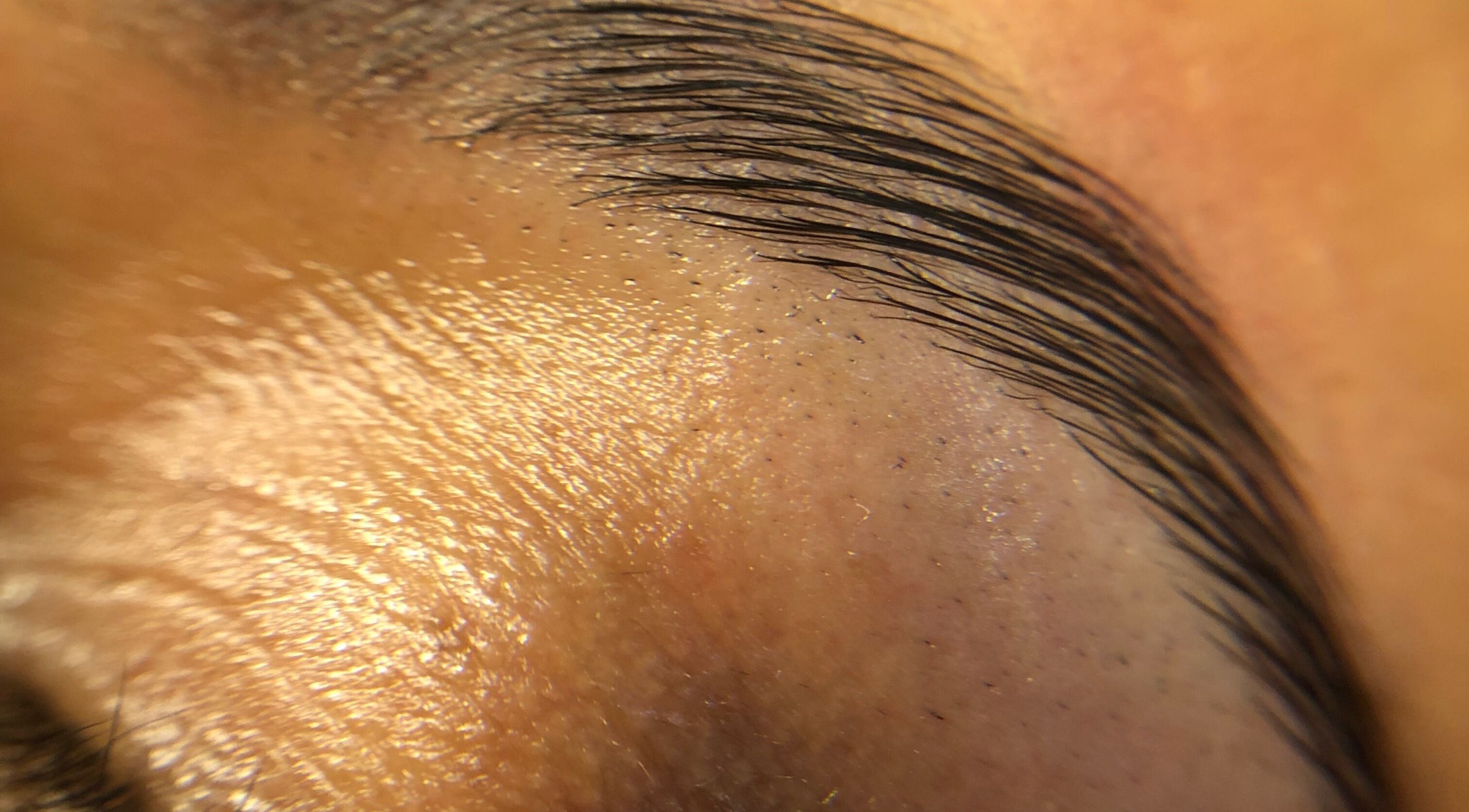 Close-up de cejas cuidadas en Dayana Studio, Velasco Ibarra, Guayas, EC.