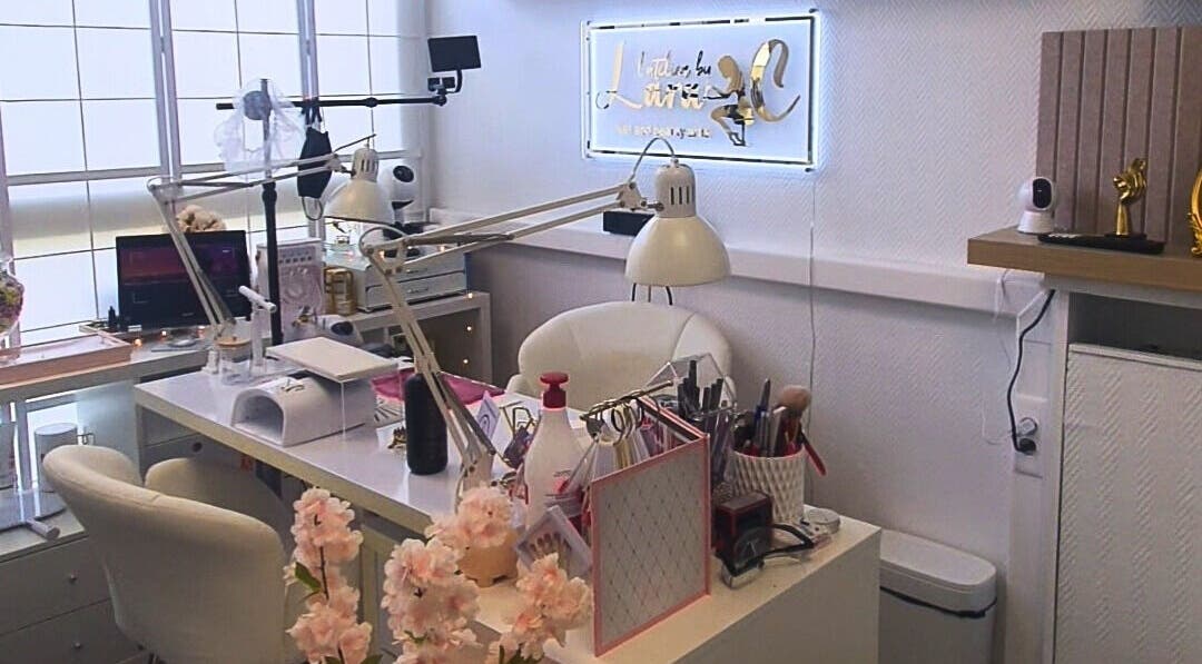 Espace beauté moderne à L'Atelier by Lara C., Pontoise, Île-de-France, FR, avec équipement professionnel.