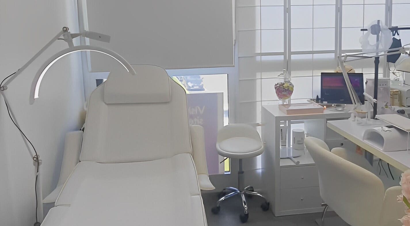 Salle de soins modernes chez L'Atelier by Lara C., Pontoise, Île-de-France, FR.