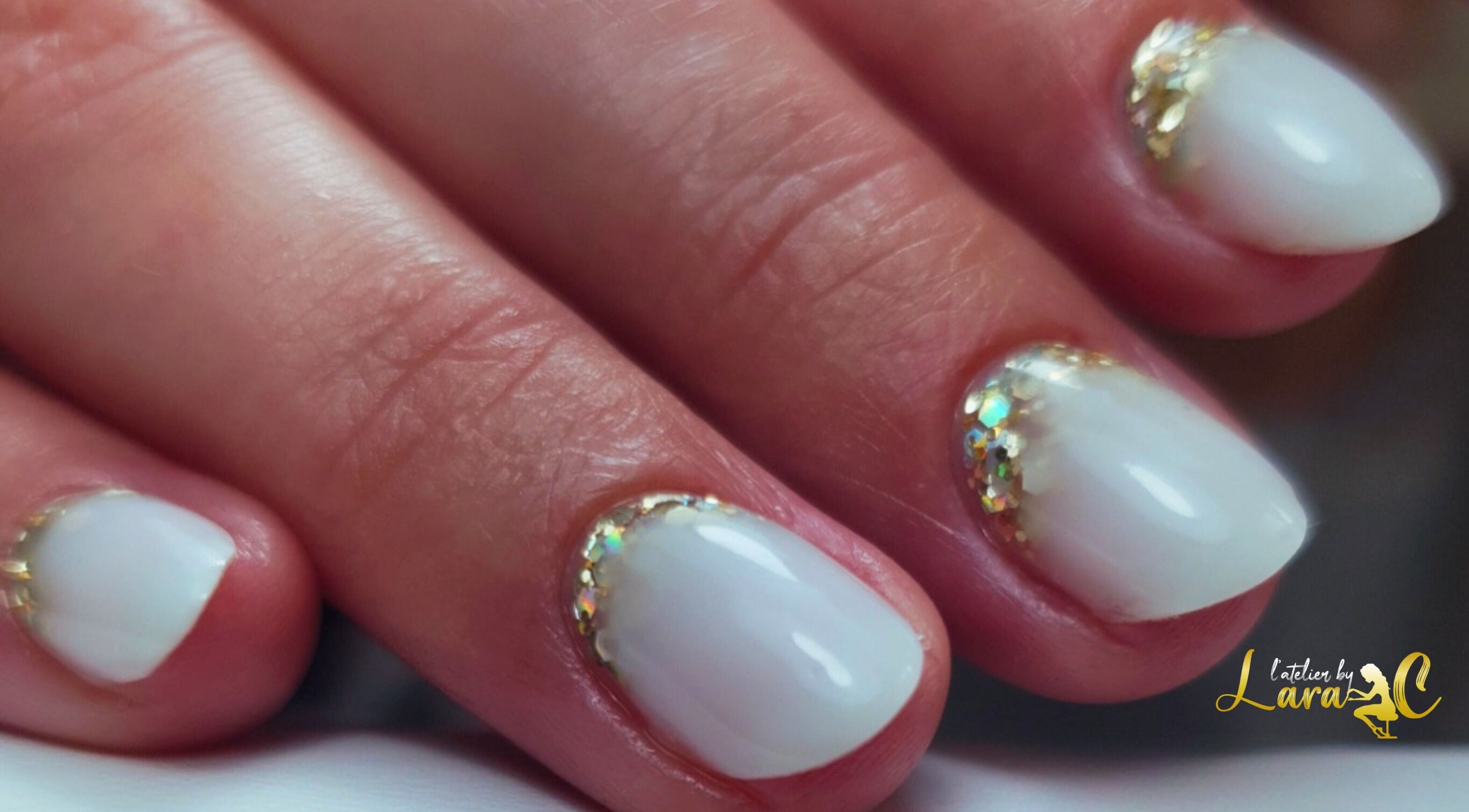 Manucure élégante avec paillettes chez L'Atelier by Lara C., Pontoise, Île-de-France, FR.