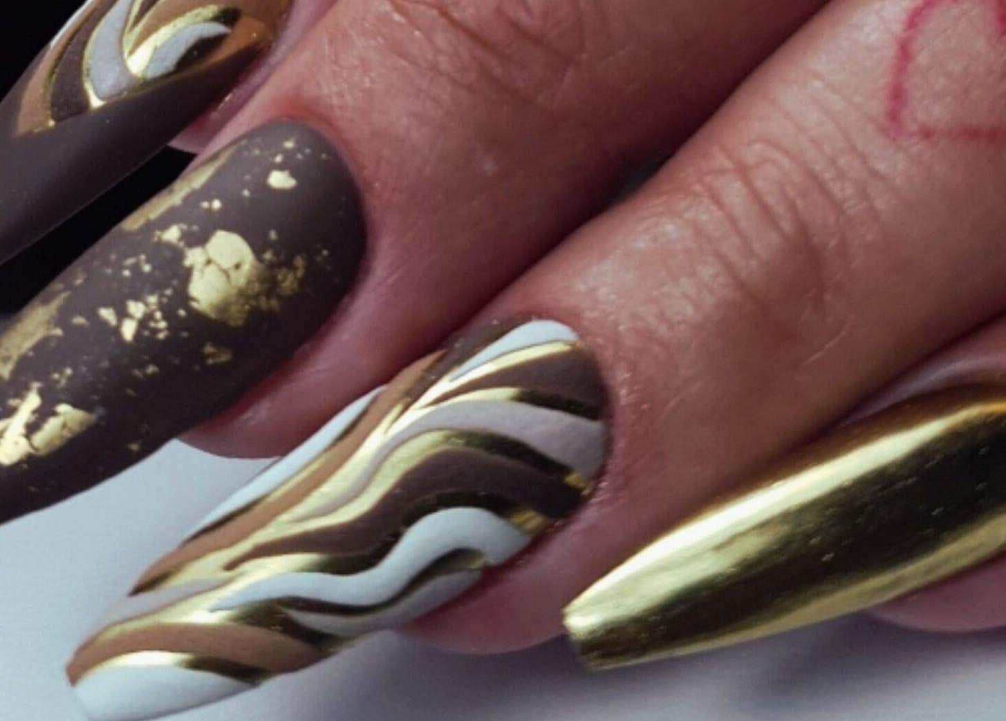 Ongles dorés artistiquement peints à L'Atelier by Lara C., Pontoise, Île-de-France, FR.