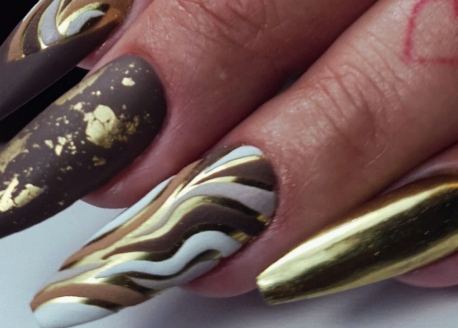 Ongles dorés artistiquement peints à L'Atelier by Lara C., Pontoise, Île-de-France, FR.