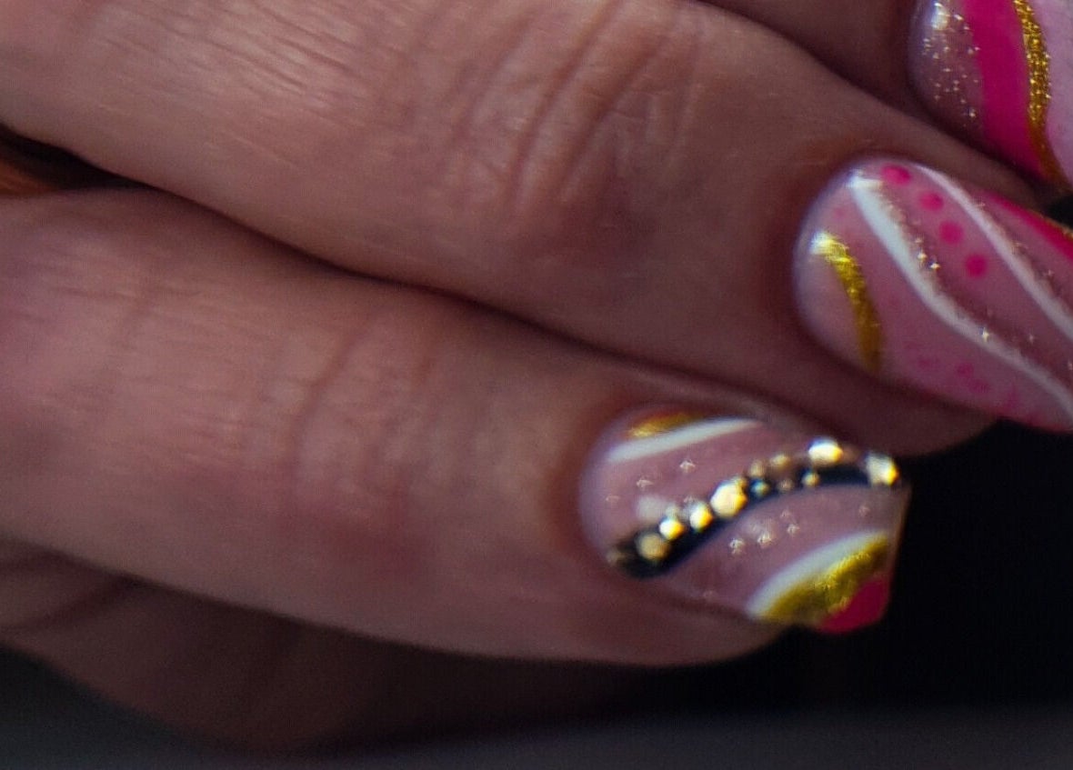 Nail art coloré et détaillé à L'Atelier by Lara C., Pontoise, Île-de-France, FR.